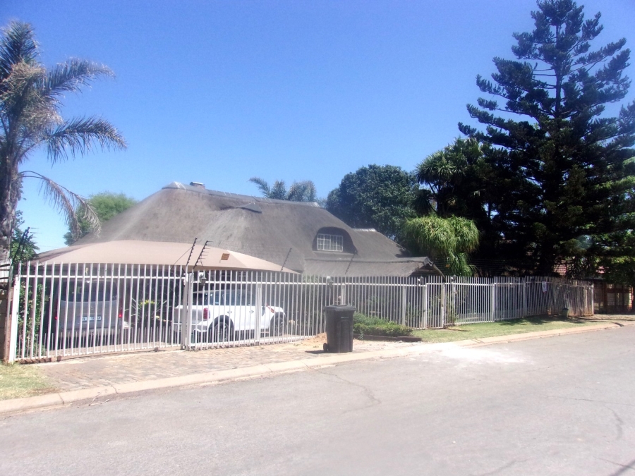 6 Bedroom Property for Sale in Dersley Gauteng