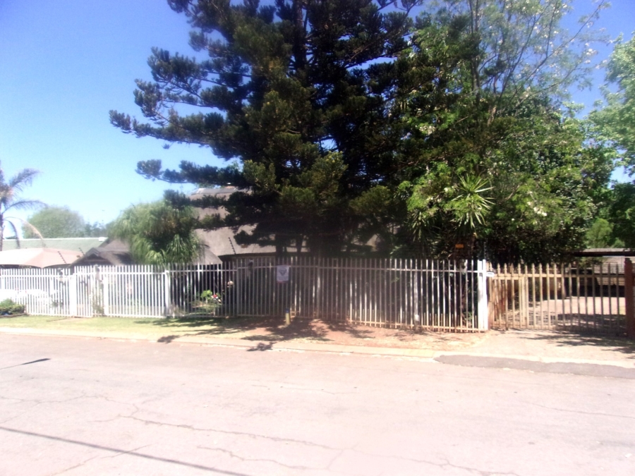 6 Bedroom Property for Sale in Dersley Gauteng