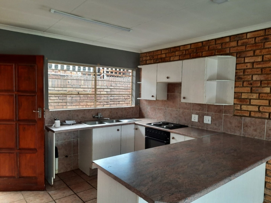 To Let 3 Bedroom Property for Rent in Rangeview Gauteng