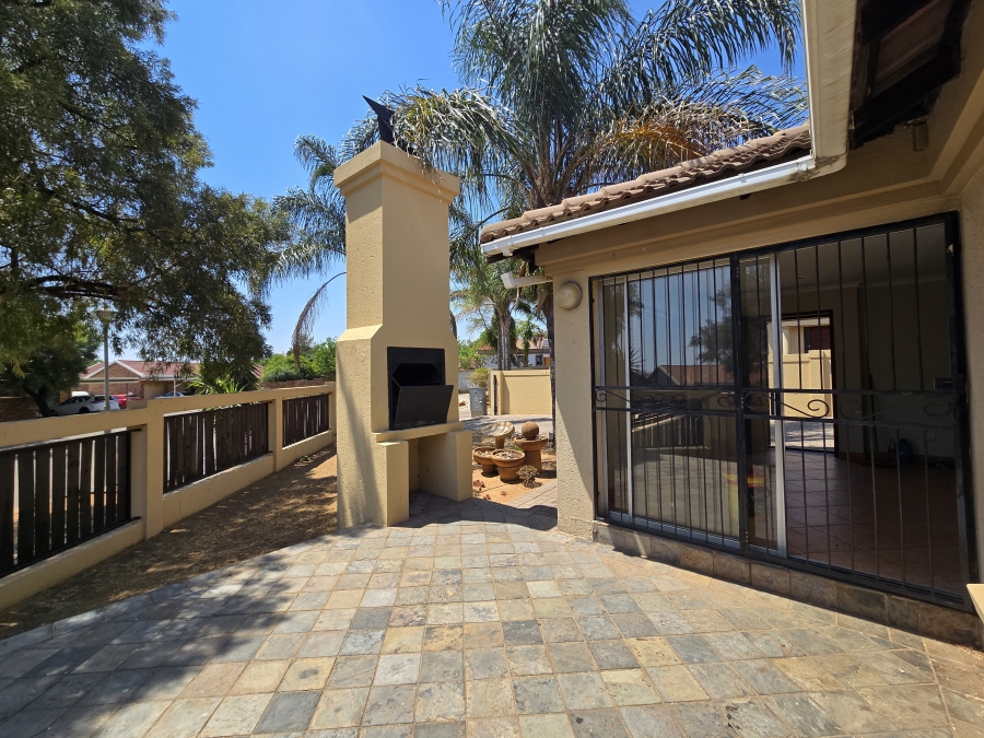 To Let 3 Bedroom Property for Rent in Thatchfield Cresent Gauteng