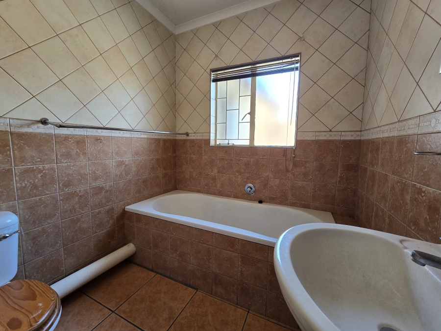 To Let 3 Bedroom Property for Rent in Thatchfield Cresent Gauteng