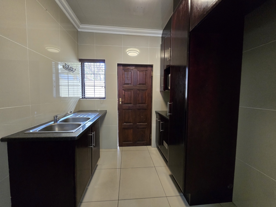 To Let 5 Bedroom Property for Rent in Thatchfield Estate Gauteng