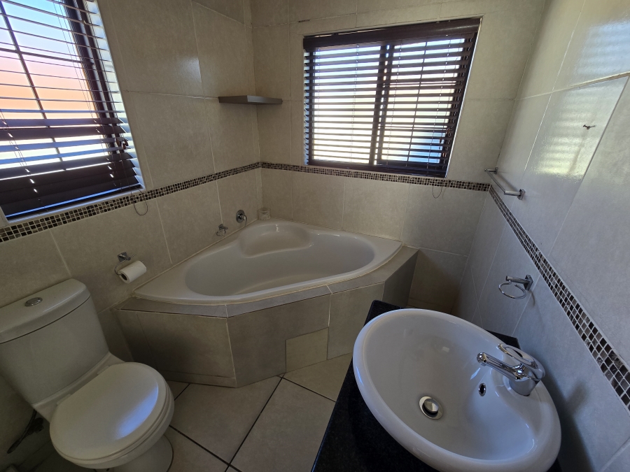 To Let 5 Bedroom Property for Rent in Thatchfield Estate Gauteng