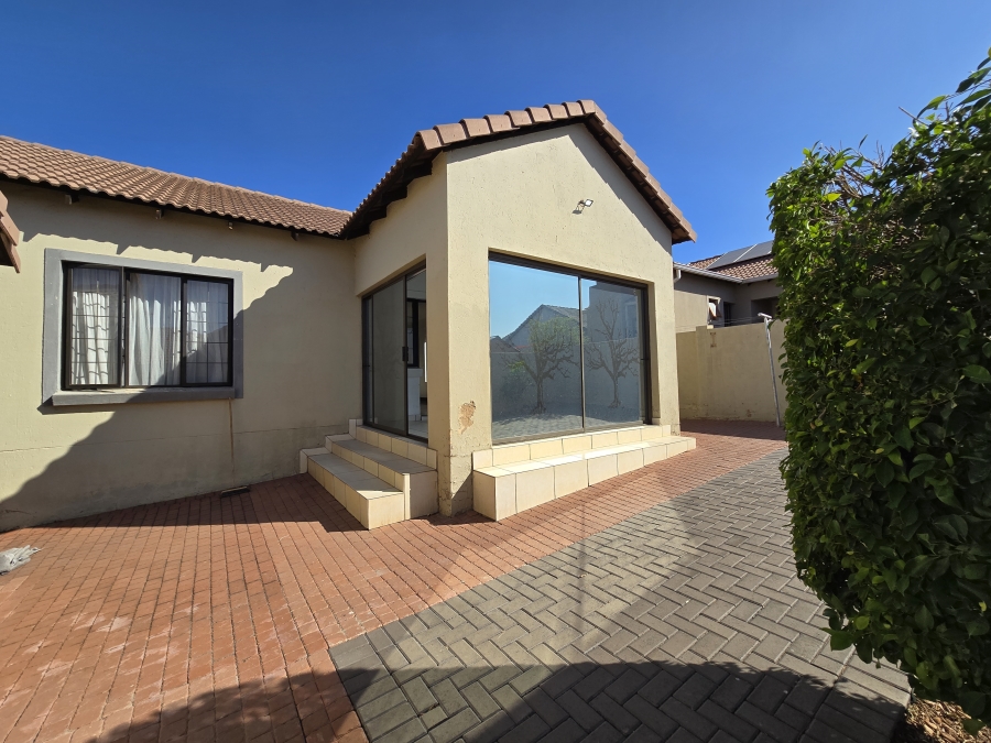 To Let 5 Bedroom Property for Rent in Thatchfield Estate Gauteng