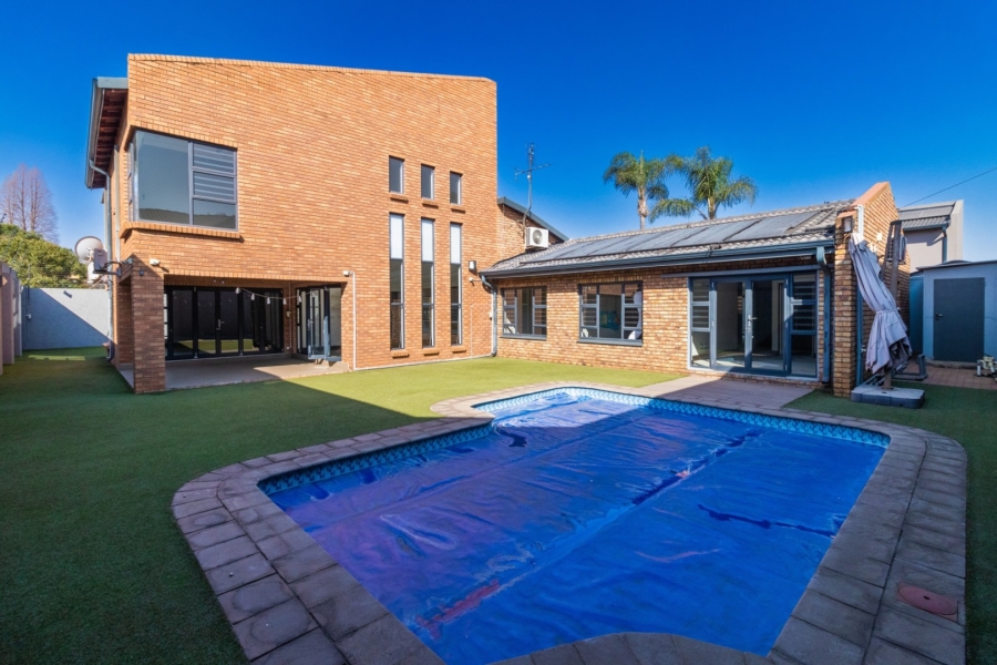 5 Bedroom Property for Sale in Lakefield Gauteng