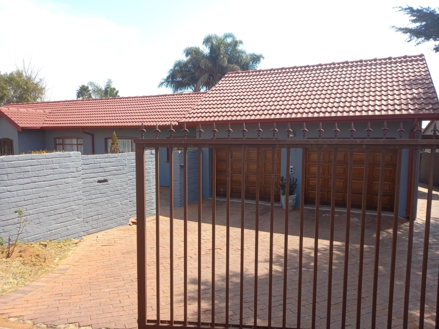 4 Bedroom Property for Sale in Birchleigh North Gauteng