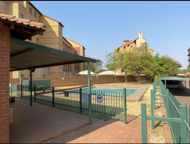 2 Bedroom Property for Sale in Die Hoewes Gauteng