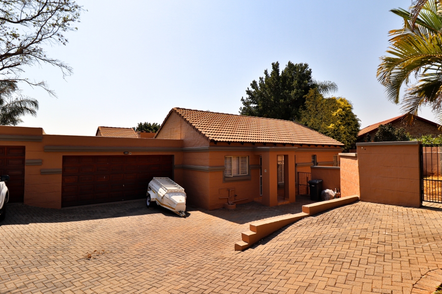 2 Bedroom Property for Sale in Faerie Glen Gauteng