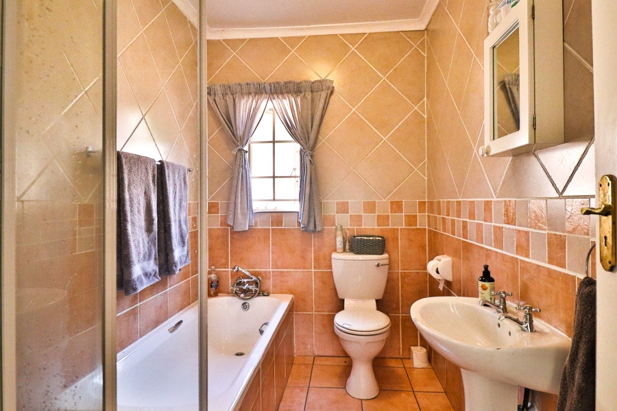 2 Bedroom Property for Sale in Faerie Glen Gauteng