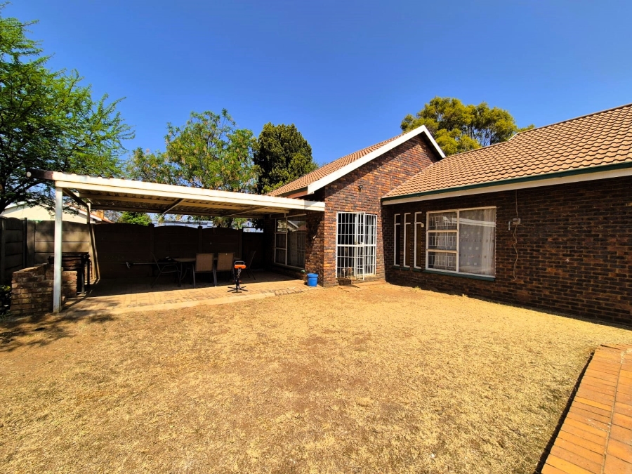 4 Bedroom Property for Sale in Falcon Ridge Gauteng