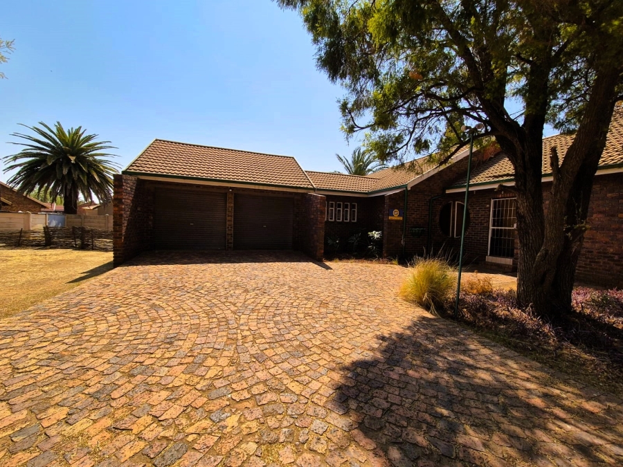 4 Bedroom Property for Sale in Falcon Ridge Gauteng