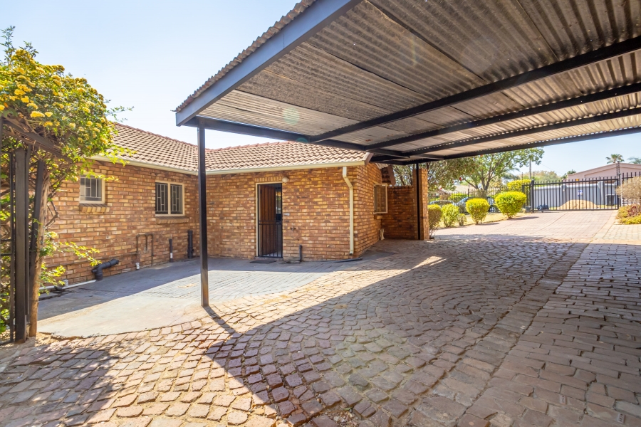 5 Bedroom Property for Sale in The Reeds Gauteng