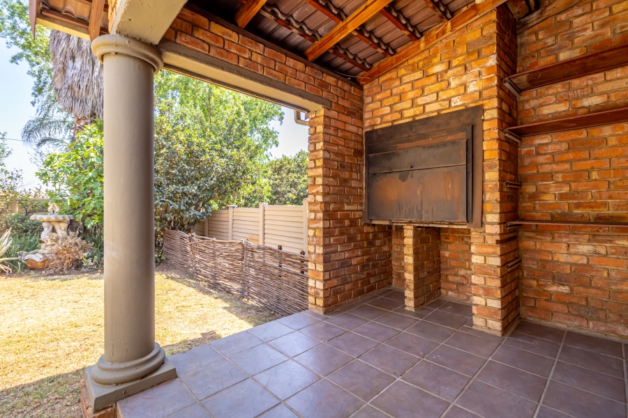 5 Bedroom Property for Sale in The Reeds Gauteng