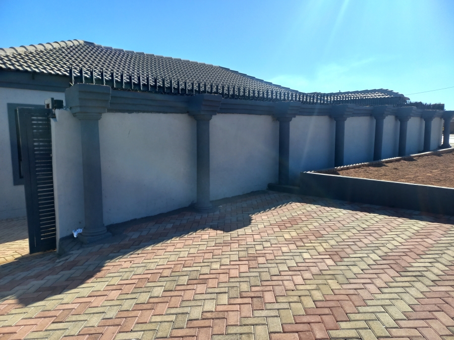 4 Bedroom Property for Sale in Lotus Gardens Gauteng