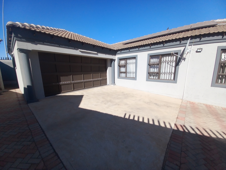 4 Bedroom Property for Sale in Lotus Gardens Gauteng