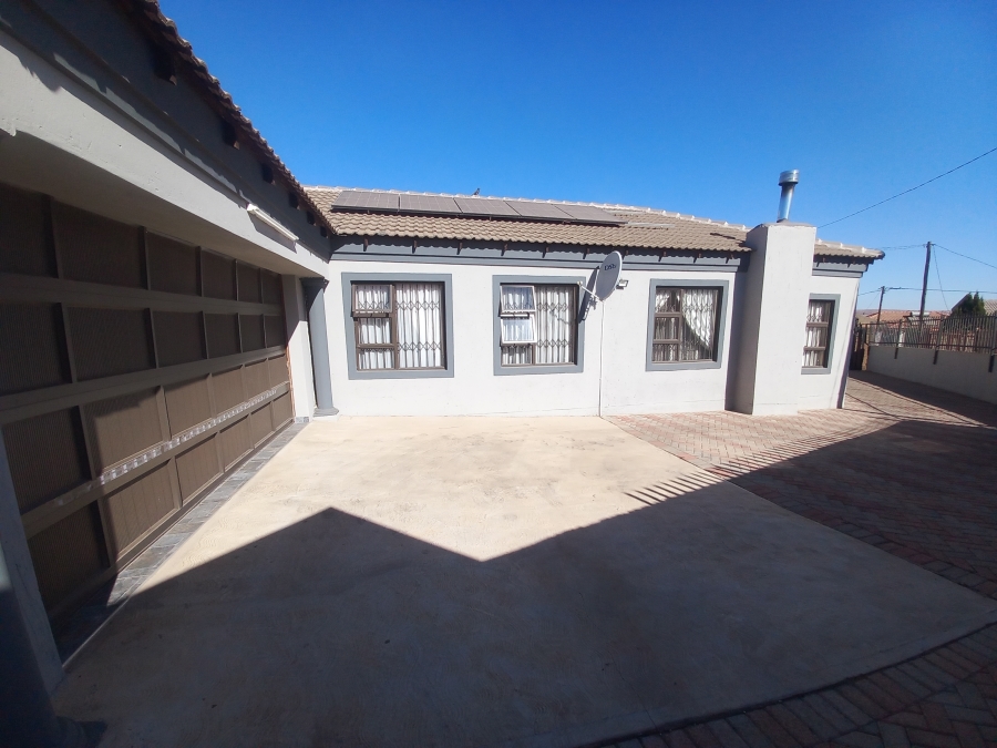 4 Bedroom Property for Sale in Lotus Gardens Gauteng