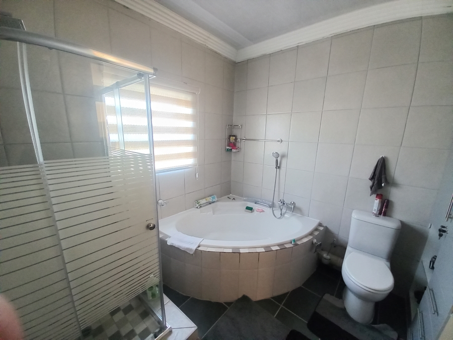 4 Bedroom Property for Sale in Lotus Gardens Gauteng