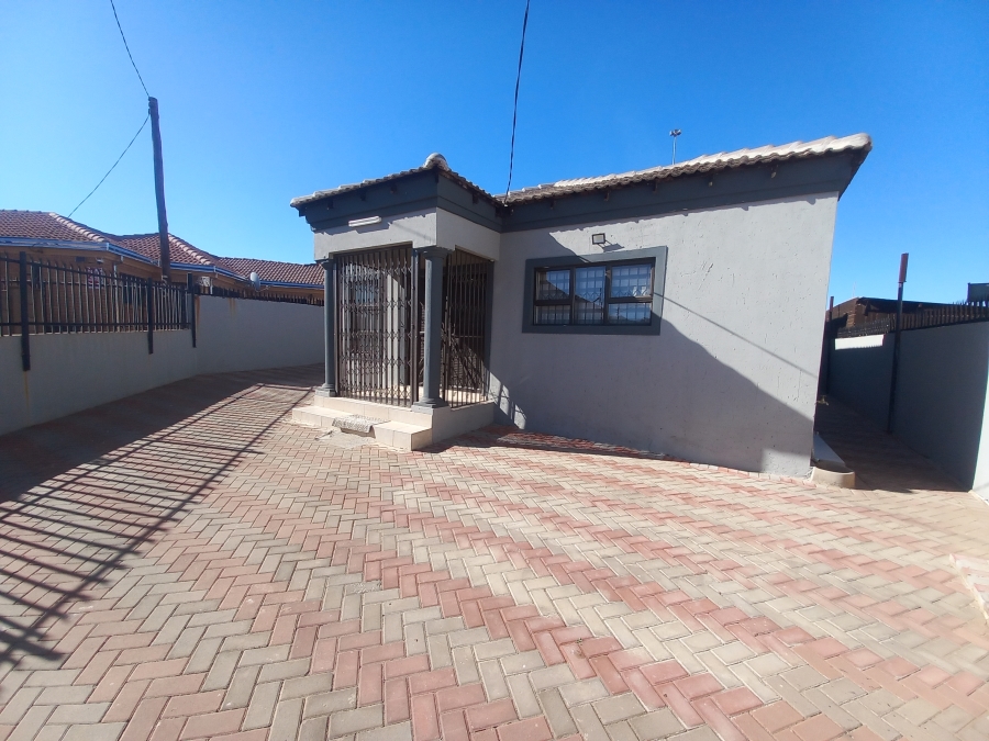 4 Bedroom Property for Sale in Lotus Gardens Gauteng