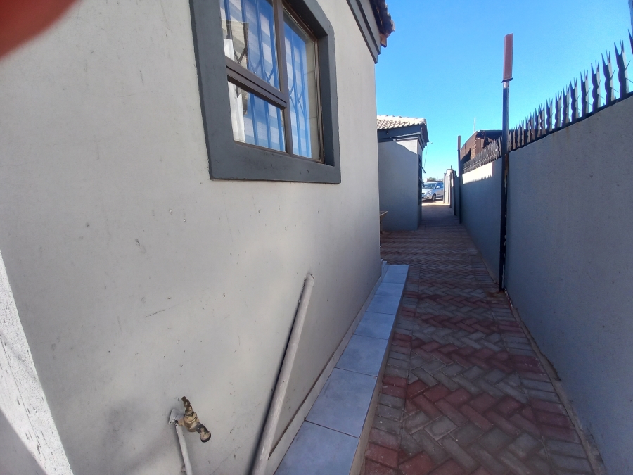 4 Bedroom Property for Sale in Lotus Gardens Gauteng