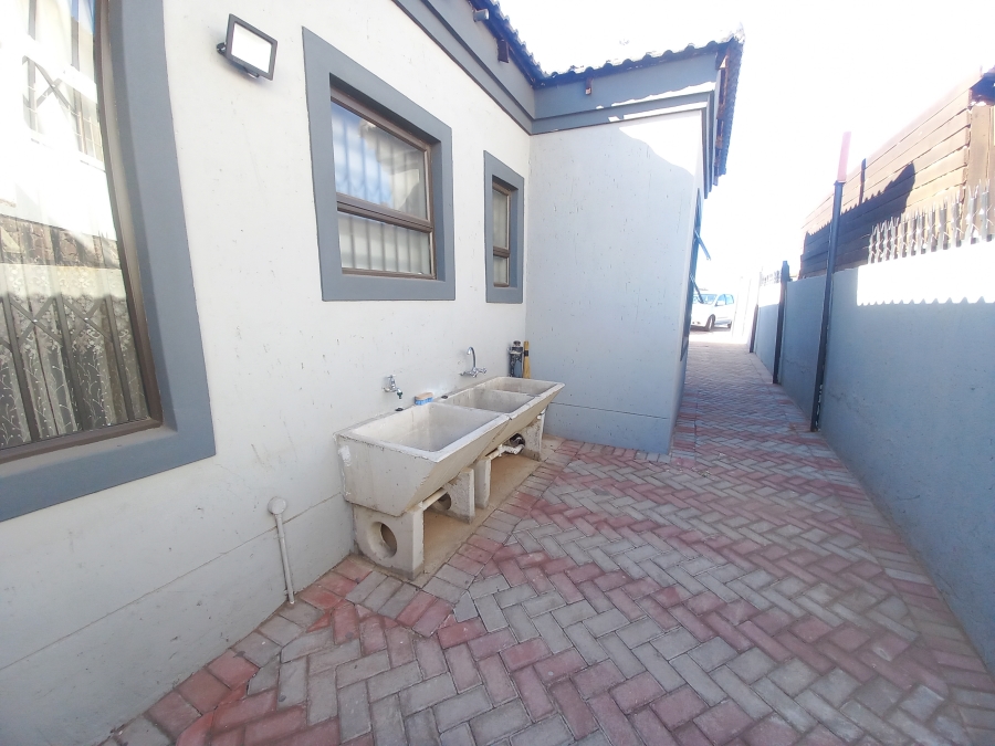 4 Bedroom Property for Sale in Lotus Gardens Gauteng