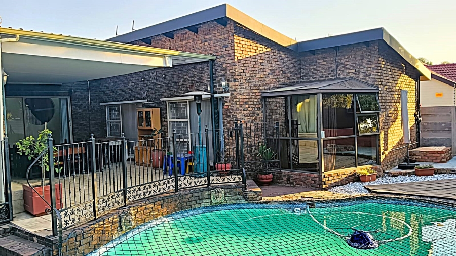 3 Bedroom Property for Sale in Glen Marais Gauteng