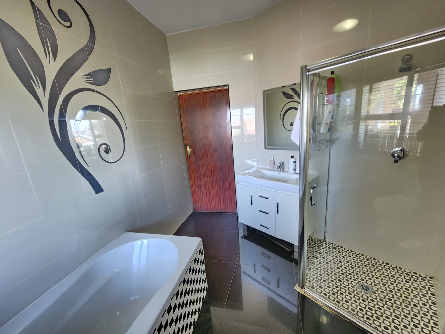 5 Bedroom Property for Sale in Moreleta Park Gauteng