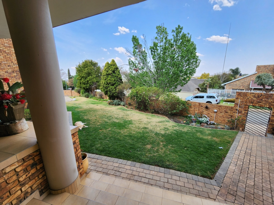 5 Bedroom Property for Sale in Moreleta Park Gauteng