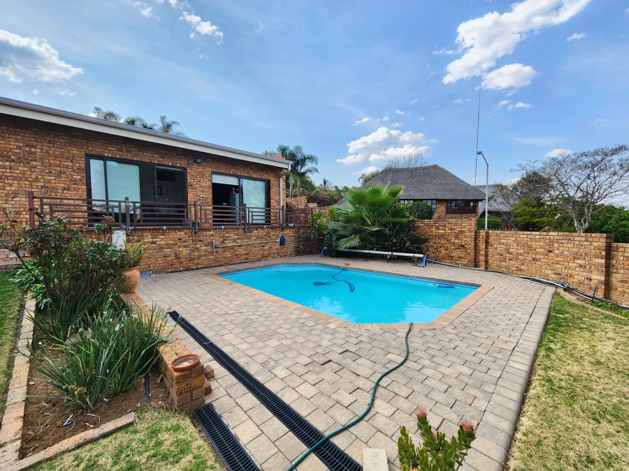 5 Bedroom Property for Sale in Moreleta Park Gauteng