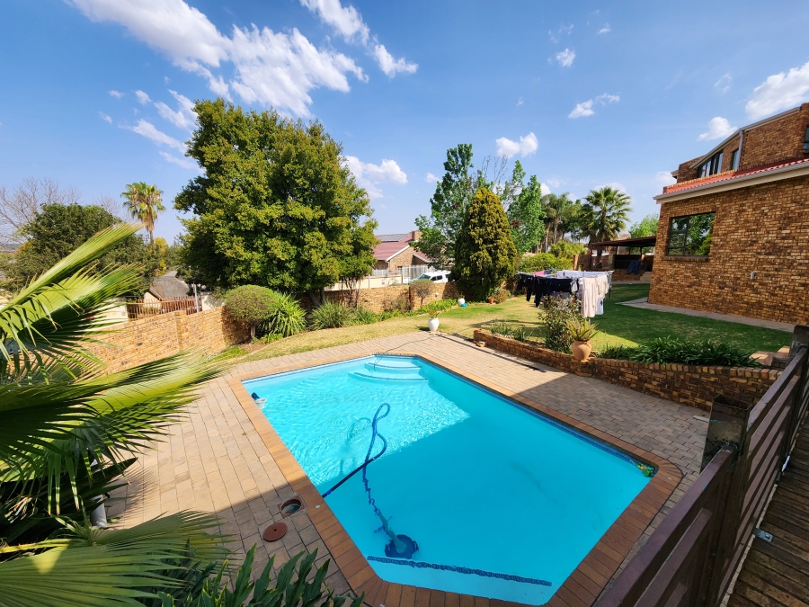 5 Bedroom Property for Sale in Moreleta Park Gauteng