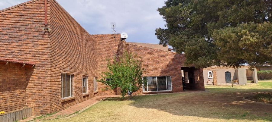 14 Bedroom Property for Sale in Cloverdene Gauteng