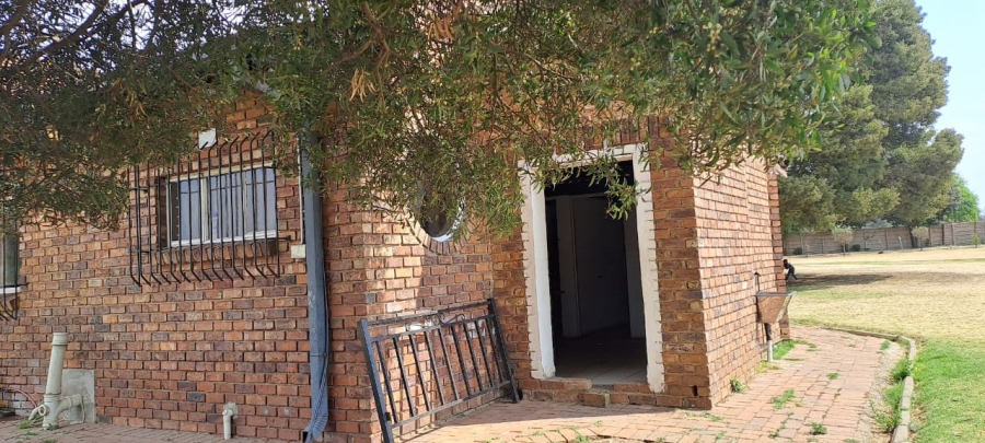 14 Bedroom Property for Sale in Cloverdene Gauteng