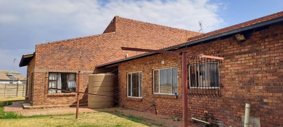 14 Bedroom Property for Sale in Cloverdene Gauteng