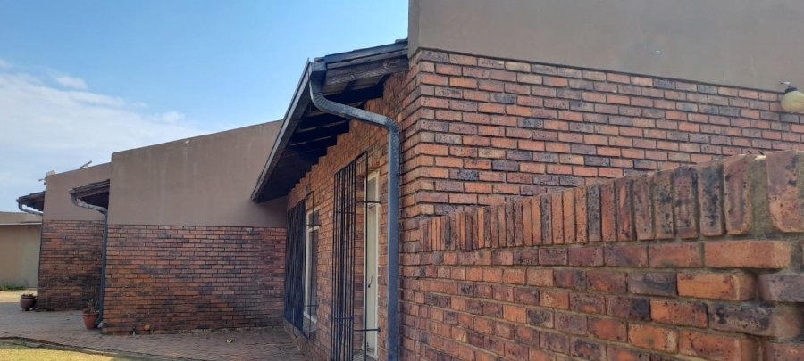 14 Bedroom Property for Sale in Cloverdene Gauteng