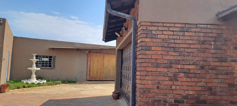 14 Bedroom Property for Sale in Cloverdene Gauteng