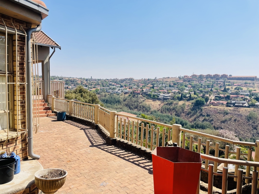 5 Bedroom Property for Sale in Kenmare Gauteng