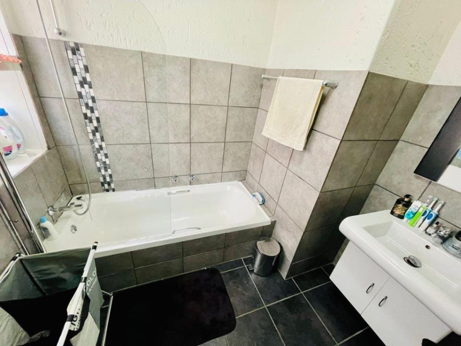 3 Bedroom Property for Sale in Oakdene Gauteng