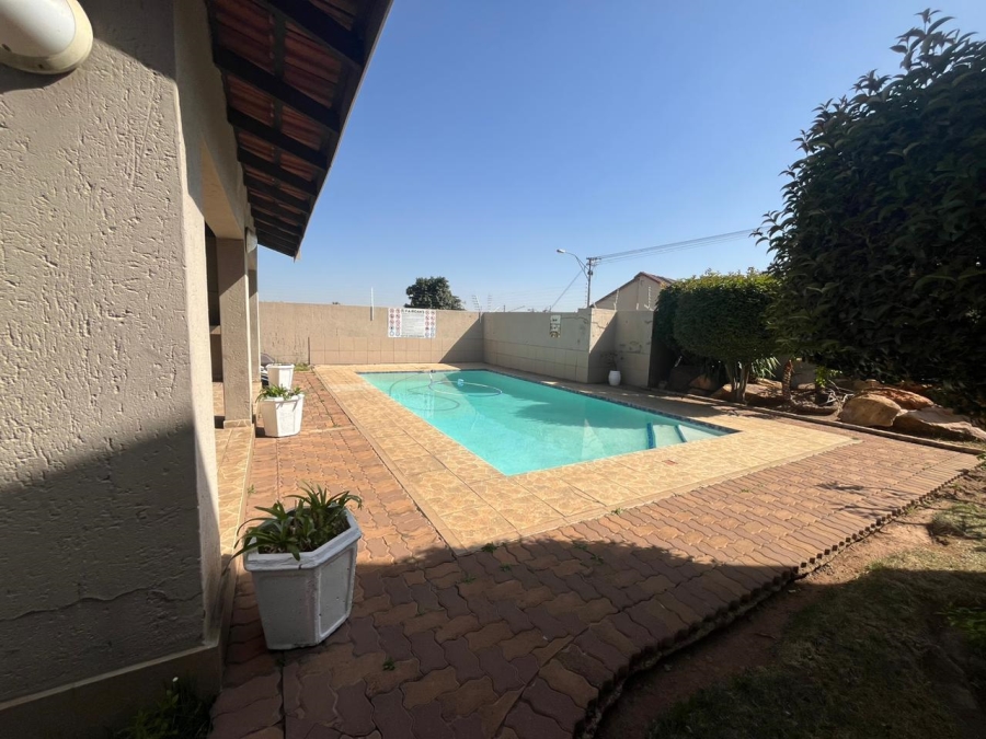 3 Bedroom Property for Sale in Oakdene Gauteng