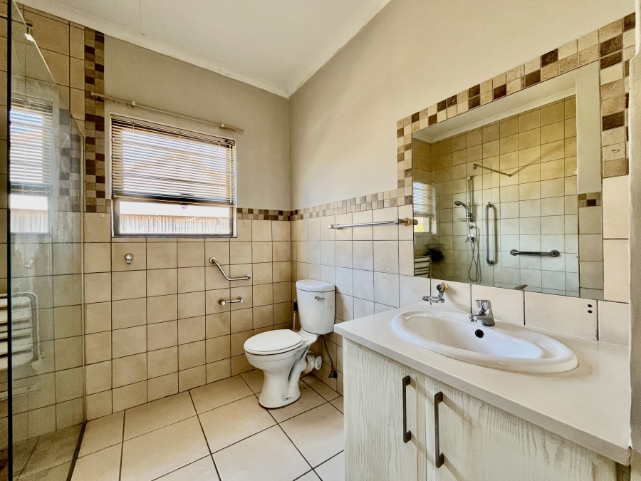 2 Bedroom Property for Sale in The Retreat Gauteng