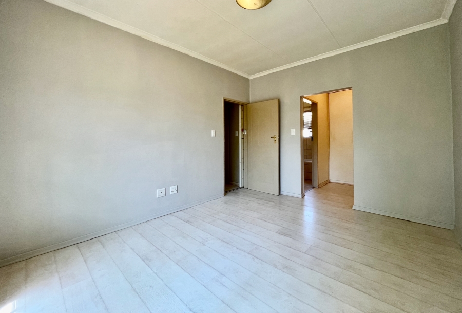 2 Bedroom Property for Sale in The Retreat Gauteng