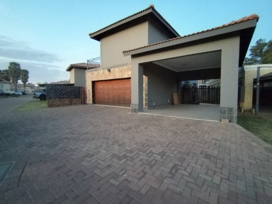 3 Bedroom Property for Sale in Kenleaf Gauteng