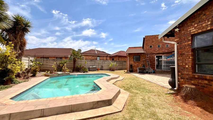 9 Bedroom Property for Sale in Dalpark Ext 1 Gauteng