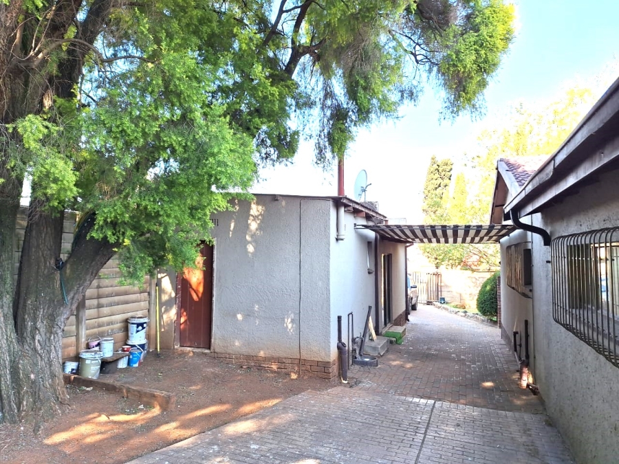 4 Bedroom Property for Sale in Klippoortje Gauteng