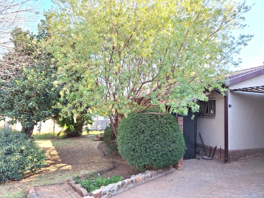 4 Bedroom Property for Sale in Klippoortje Gauteng