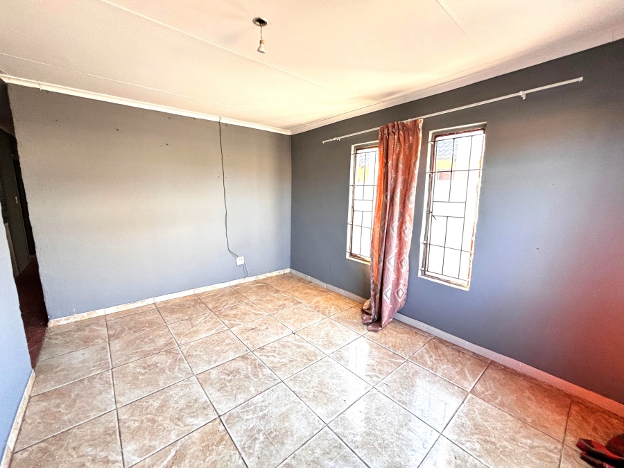 6 Bedroom Property for Sale in Dawn Park Gauteng