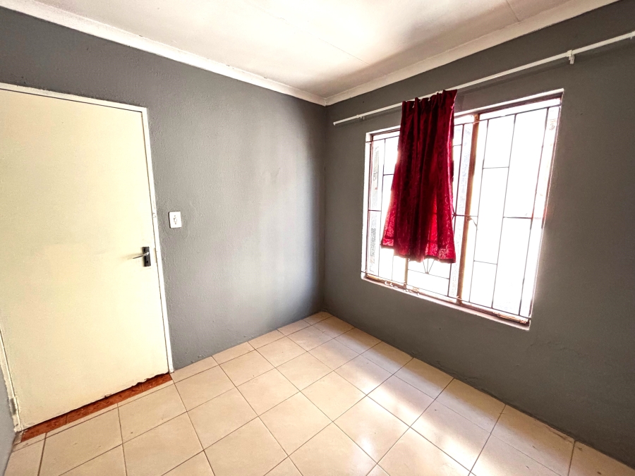 6 Bedroom Property for Sale in Dawn Park Gauteng