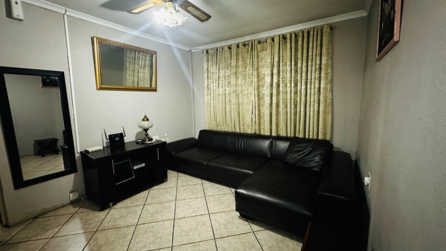 5 Bedroom Property for Sale in Lenasia Ext 13 Gauteng