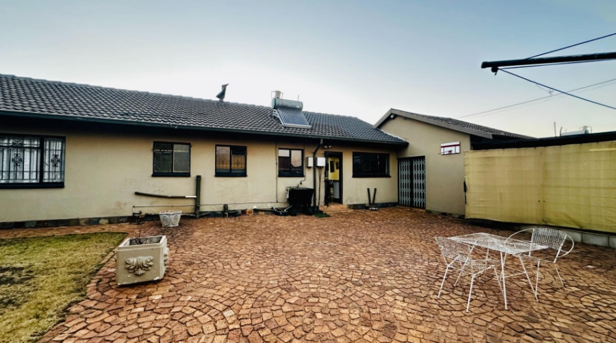 5 Bedroom Property for Sale in Lenasia Ext 13 Gauteng