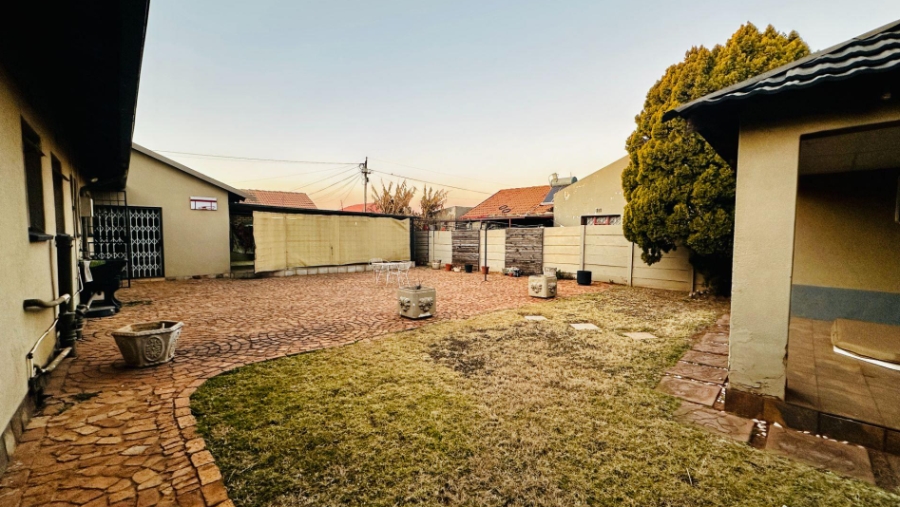 5 Bedroom Property for Sale in Lenasia Ext 13 Gauteng