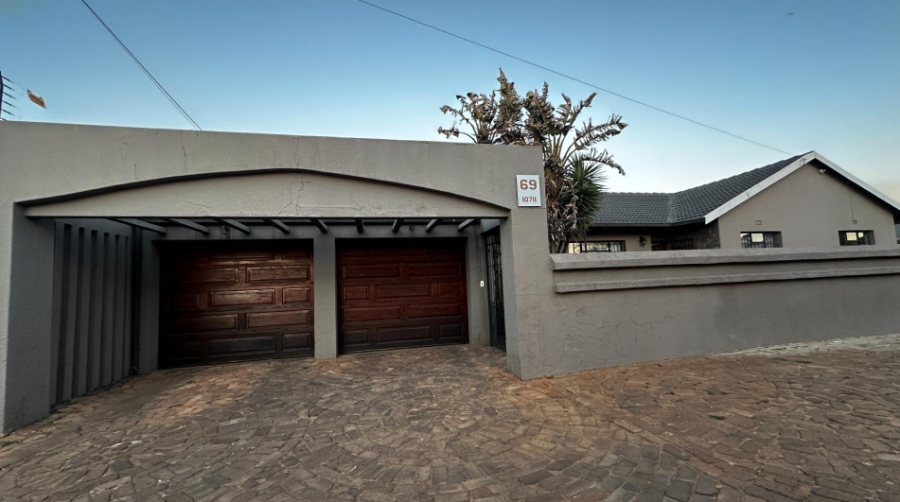 5 Bedroom Property for Sale in Lenasia Ext 13 Gauteng