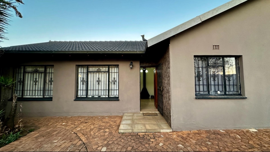 5 Bedroom Property for Sale in Lenasia Ext 13 Gauteng